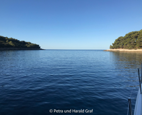 Was für ein Morgen! Wir haben in der Bucht geankert und übernachtet. Und ich bin ja meistens zeitig wach...