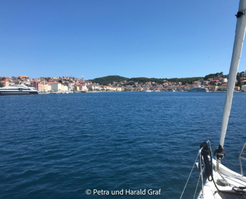 Wir laufen auf Mali Lošinj zu.