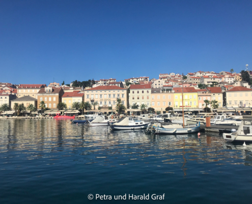 Mali Lošinj ist ein gar nicht mal so kleiner Ort, der sich recht malerisch um eine Bucht schmiegt. Genauer gesagt liegt er am Ende einer ziemlich langen Bucht.