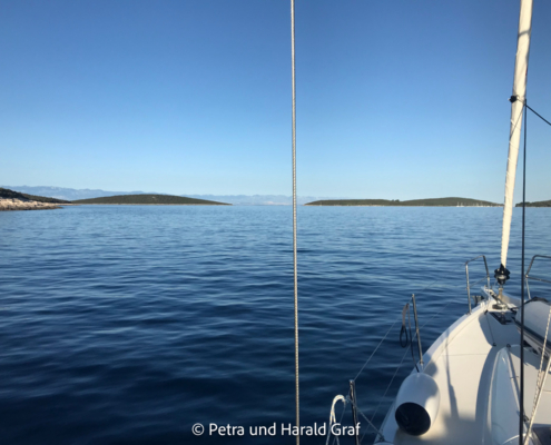 Weil wir nicht durch eine Durchfahrt konnten (zu wenig Wasser unterm Boot) sind wir zu unserem nächsten Ziel den langen Weg außen herum gefahren. Leider wenig Wind - trotzdem ein sehr schöner Nachmittag auf dem Wasser.