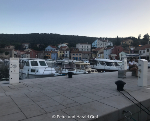 Wir erreichen die Rovenska-Bucht bei Sonnenuntergang