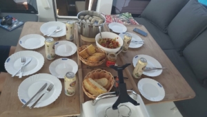 Mittagessen Tag zwei. Das war eine Überraschung! Gute, bayerische Weißwürste in Kroatien. Ab da haben wir allerdings landestypische gegessen.
