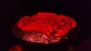 Grillen in der Nacht. Bis wir tatsächlich festgemacht hatten und der Grill heiß war dauerte es seine Zeit. Aber: Es war so cool!