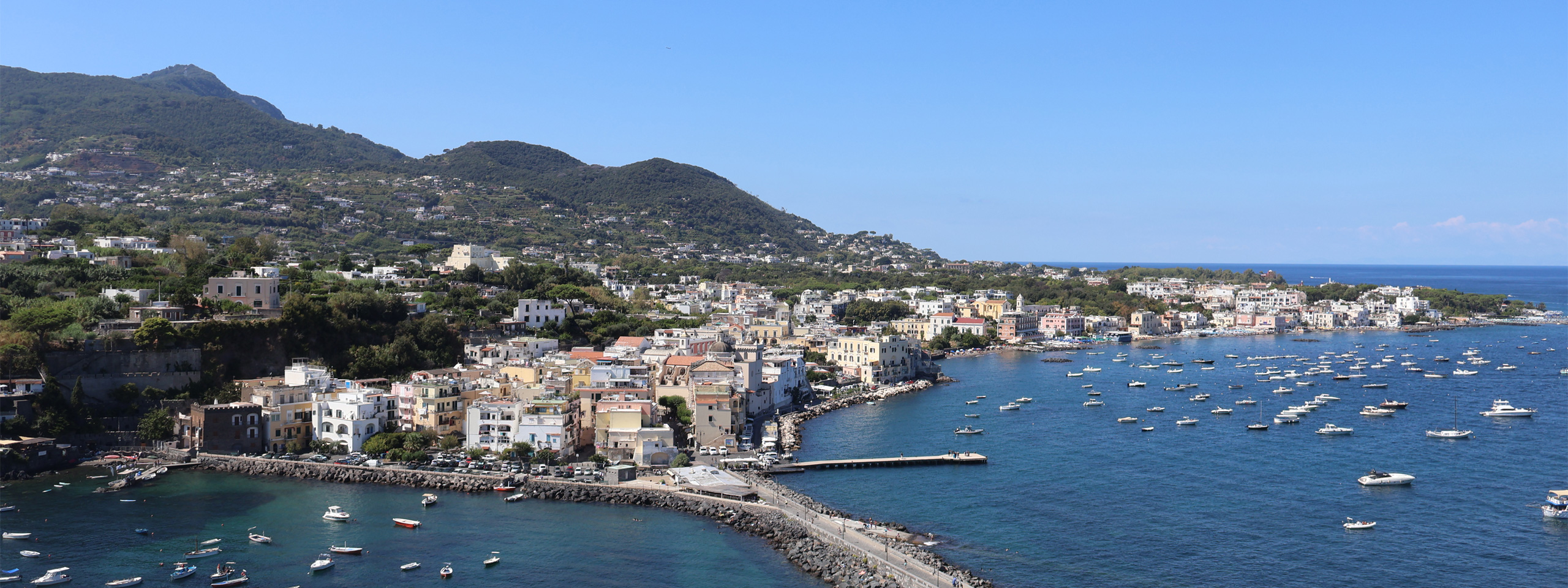 Blick über die Küste und den Hafen von Ischia