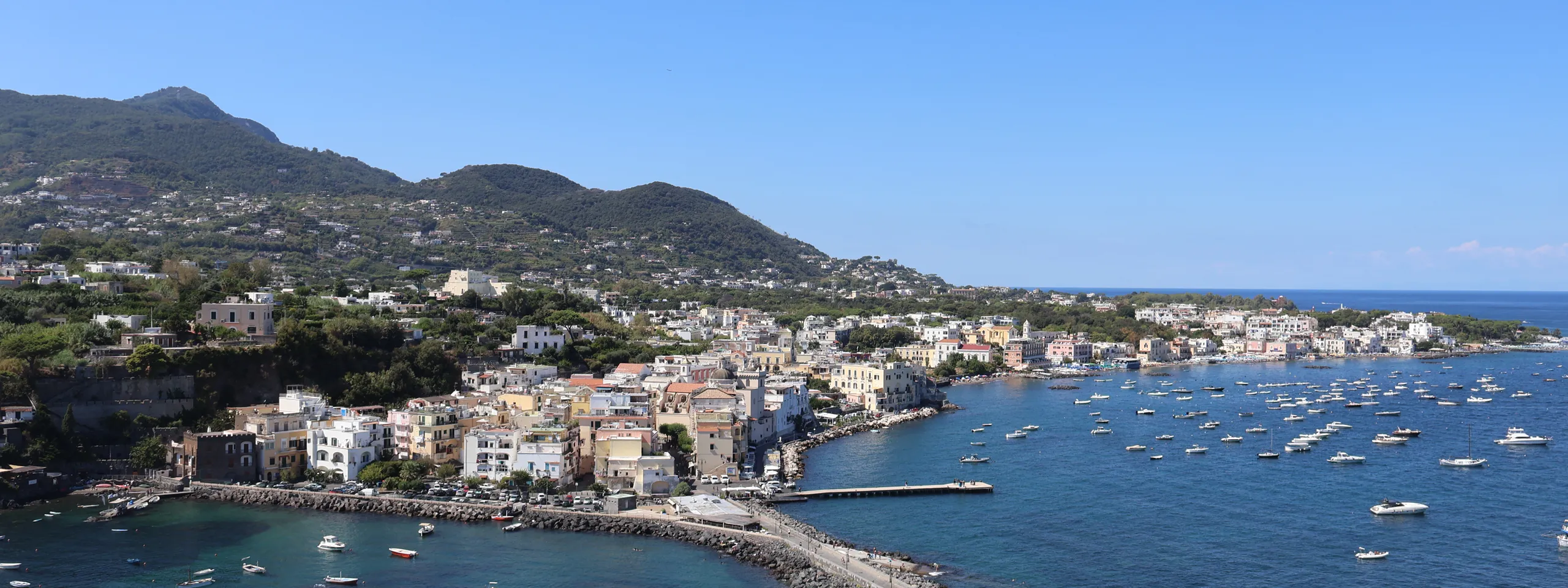 Blick über die Küste und den Hafen von Ischia