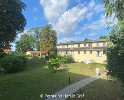 Zum Frühstücksgebäude läuft man einmal durch den Garten. Im Sommer und bei gutem Wetter kein Ding – wenn es stürmt und schneit, hat man am Ende wenigstens das Gefühl, sein Frühstück verdient zu haben.
