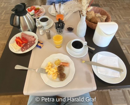 Kaffee gab’s in der Kanne – alles andere am Buffet. Wirklich gefehlt hat uns nichts – besonders fein waren die kleinen Salate im Glas.