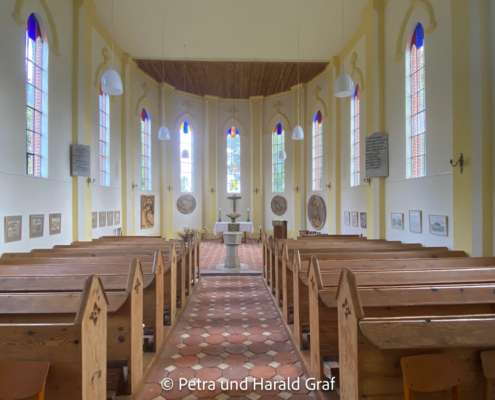 Innenansicht der St.-Johannis-Kirche in Boek. Die 1847 eingeweihte Kirche wirkt hell und schlicht – und genau diese ruhige, freundliche Atmosphäre hat uns gefallen.