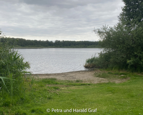 Der Dambecker See lag direkt gegenüber unserer Ladesäule – also nutzten wir die Ladepause einfach für einen kleinen Abendspaziergang. Eine ziemlich angenehme Art, Wartezeit zu überbrücken.