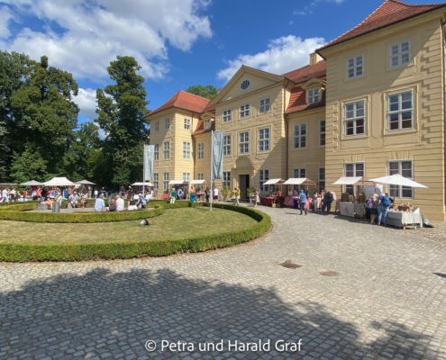 Das Mirower Schloss mit seinem barocken Ehrenhof – heute eines der wichtigsten Zeugnisse der Residenzgeschichte von Mecklenburg-Strelitz. An diesem Tag wurde der Platz zusätzlich vom Kunst- und Handwerkermarkt belebt.