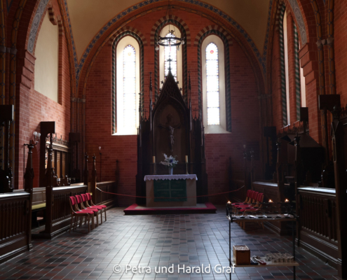 Der Altar. Der Innenraum der Kirche ist eher schlicht gehalten – was uns sehr entgegenkommt.