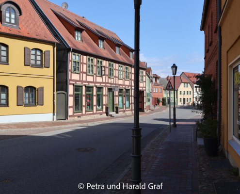 Röbel wirkt auf den Bildern vielleicht ein bisschen verschlafen. Aber wir mussten durchaus einen Augenblick warten, bis wir diese Straße ohne Autos fotografieren konnten.