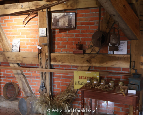 Im Inneren gibt es eine Art Dauerausstellung zur Geschichte der Mühle, zum Müllerhandwerk und zu einigem mehr.