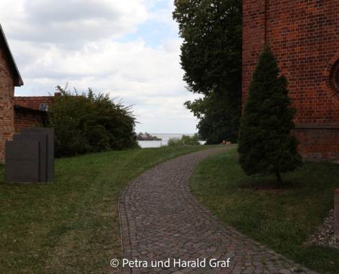 Um die St.-Marien-Kirche führt ein Weg mit Seeblick.