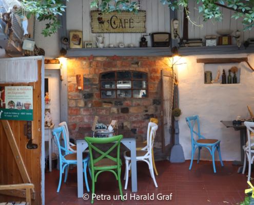 Wohin man schaut: Das Hofcafé – das so heißt, weil es in einen Hof hineingebaut wurde – bietet jede Menge Schönes, Ausgefallenes und Ungewöhnliches.