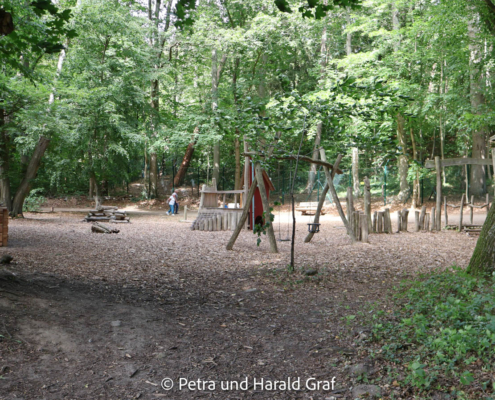 Mitten im Park gibt es auch einen schönen Spielplatz. Ideal, wenn man mit Kindern unterwegs ist und zwischendurch mal eine kleine Bären-Pause einlegen möchte.