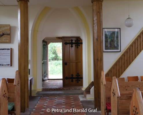 Blick zurück in Richtung Eingang und Westempore. Dort befindet sich eine besondere Kostbarkeit der Kirche: eine 1853 von Wilhelm Sauer gebaute Orgel – sein ältestes erhaltenes Instrument und eines seiner frühen Werke.