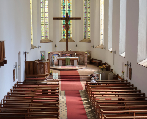 Noch einmal ein Blick ins helle Kirchenschiff, bevor es in den Turm ging. Von oben bekommt man einen besonders schönen Eindruck vom schlichten, langgestreckten Innenraum.