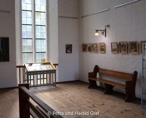 Schon auf den ersten Ebenen wird klar: Der Turm ist mehr als nur ein Aussichtspunkt. Kleine Ausstellungen begleiten den Aufstieg und erzählen unter anderem von der Geschichte der Kirche und der Region.