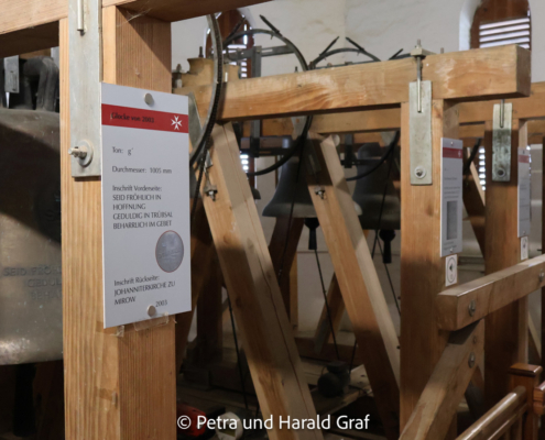 ann standen wir tatsächlich mitten zwischen den Glocken. Die große Glocke links stammt laut Infotafel aus dem Jahr 2003 und hat einen Durchmesser von gut einem Meter. So nah kommt man Kirchenglocken eher selten.