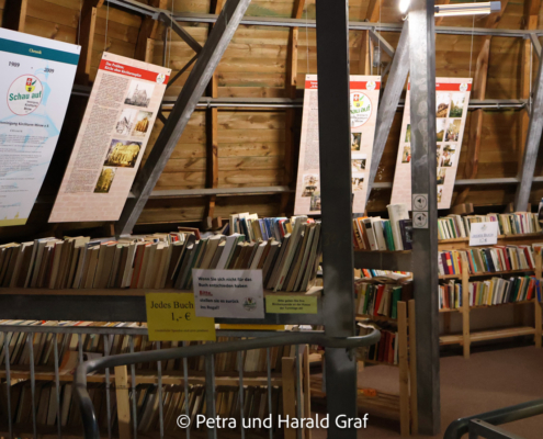 Eine überraschende Entdeckung unterwegs: Im Turm gibt es tatsächlich eine kleine Bibliothek. Wer mag, kann hier zwischen den Bücherregalen stöbern – und zwischendurch gleich noch ein wenig verschnaufen.