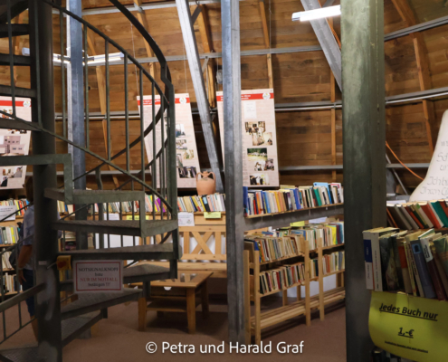 Über eine enge Wendeltreppe ging es weiter nach oben. Auch hier begleiten Ausstellungstafeln den Weg – und die Bänke zum kurzen Ausruhen kamen uns zunehmend sinnvoll vor. ;-)