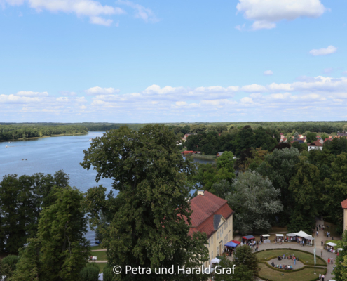 Oben angekommen: Der Blick schweift weit über den Mirower See und die grüne Landschaft rund um die Stadt. Spätestens hier waren die 146 Stufen vergessen.