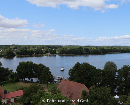 Noch einmal der Blick über den See – mit Booten, Uferhäusern und viel Grün. Mirow wirkt von oben fast ein bisschen wie aus der Modellbahn.
