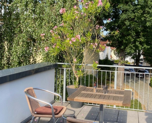 Die Terrasse lädt förmlich dazu ein, im Freien zu frühstücken. Wir haben die Einladung an der Hälfte der Tage gerne angenommen – an den anderen war es uns ein bisschen zu schattig.