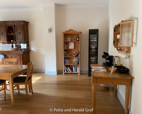 Rechts: der Vertrauenskühlschrank. Hier nimmt man sich, was man möchte, und trägt es in eine Liste ein. Abgerechnet wird am Schluss.