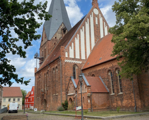 Die St.-Nikolai-Kirche in Röbel. Wenn Kirchen da und die Türen offen sind, schauen wir sie uns an.