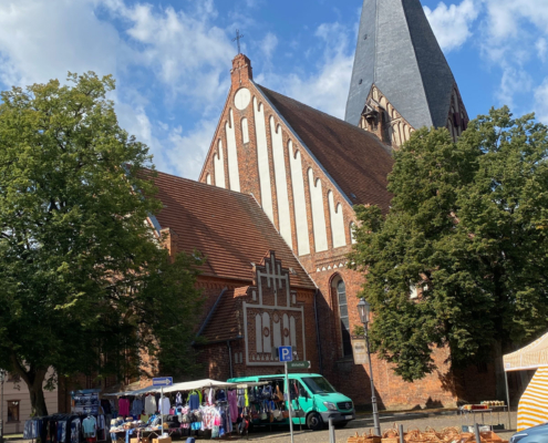Der Wochenmarkt – zwei Stände. An beiden wurden wir fündig. Zwei Pullover für Petra, ein Glas eingelegte Gurken für uns beide. Was braucht man mehr?