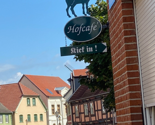 Man muss sich schon die Mühe machen, einen Blick ums Eck zu riskieren, um zum Eingang des Hofcafés zu gelangen. Aber der Blick und auch der Besuch danach lohnen sich.