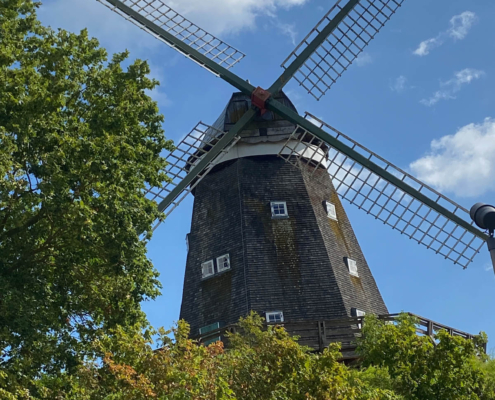 Nicht der erste Blick auf die Mühle – aber der erste aus relativer Nähe.