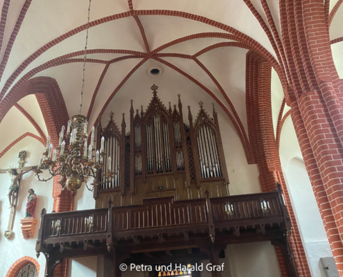 Auch die Orgel in der St.-Nicolai-Kirche hat schon eine kleine Reise hinter sich. Gebaut wurde sie 1894 von Wilhelm Sauer in Frankfurt (Oder) – allerdings für die Johanniskirche in Neubrandenburg. Als man dort eine neue Orgel bekam, schlugen die Röbeler zu und kauften 1987 die „Gebrauchtorgel“. Ein bisschen Geduld brauchten sie dann allerdings noch: Eingebaut wurde sie erst 1993.