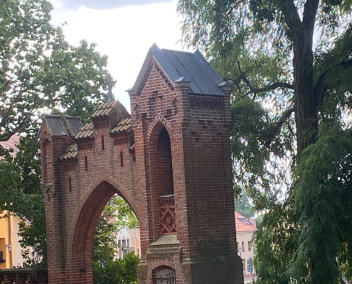 Backsteintor vor der St.-Nicolai-Kirche.