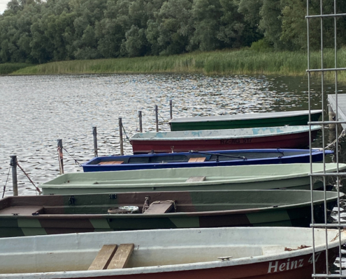Am kleinen Bootsplatz wurde die Stimmung noch ein bisschen norddeutscher: einfache Ruderboote, Schilf und Wasser.