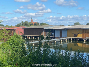 Blick über private Bootsschuppen auf der Müritz Richtung Röbel