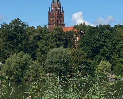 Auf der anderen Seite der Müritz tauchte immer wieder der markante Kirchturm von Röbel auf – ein schöner Orientierungspunkt unterwegs.
