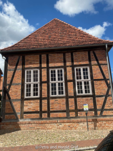 Die ehemalige Synagoge von Röbel ist ein stiller, aber bemerkenswerter Ort: Der 1831 errichtete Fachwerkbau gehört zu den wenigen erhaltenen Synagogen dieser Art in Mecklenburg. Gleich nebenan erinnert der Engelsche Hof an die jüdische Geschichte der Stadt und der Region.