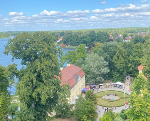 Direkt unter uns lag der Schlosspark mit dem Kunst- und Handwerkermarkt. Von oben wirkte das Gedränge gleich deutlich entspannter.