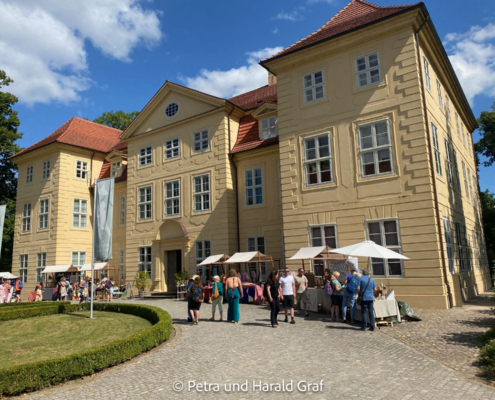 Direkt am Schloss: Marktstände, Besucher und jede Menge Betrieb.