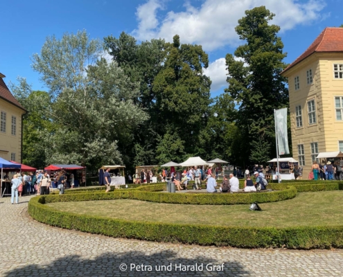Zwischen Schloss und 3-Königinnen-Palais wurde an diesem Tag gestöbert, geschaut und gefachsimpelt. Das historische Ensemble bot dafür natürlich eine ziemlich standesgemäße Kulisse.