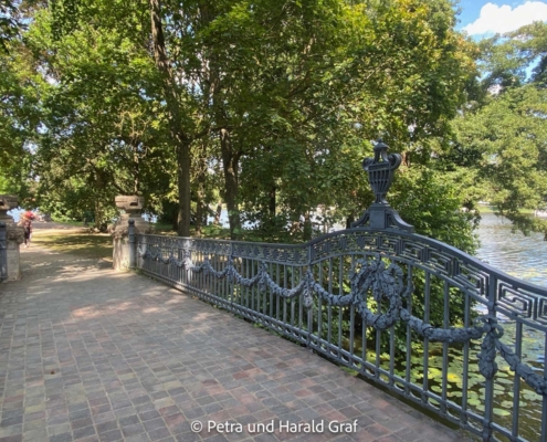 Über diese Brücke gelangt man auf die Liebesinsel.