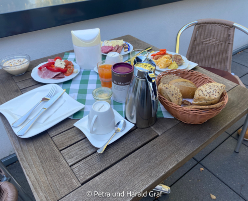 Unser Frühstücksplatz im Freien mit Blick in den herrlichen Garten.